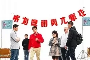 《铁轨尽头》海报与旧作构图对比，轨迹线重合
