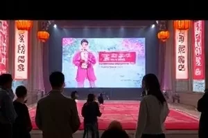 《春潮唱片行》销量曲线图，凌晨两点出现异常峰值
